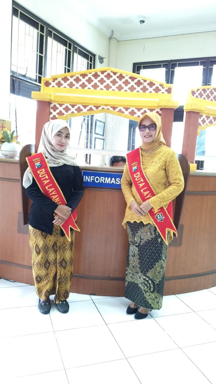 Hari Kartini,Polwan Sidoarjo Kenakan Kebaya di Pelayanan Samsat
