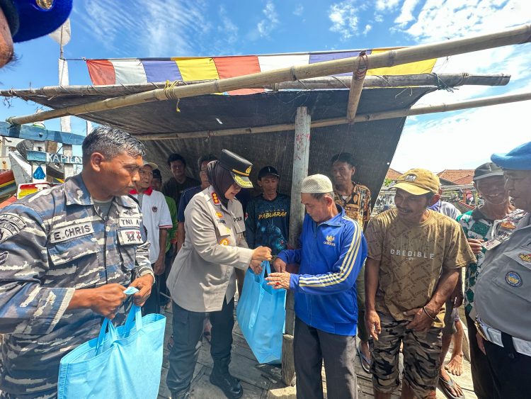 Polri Peduli,Kapolresta Cirebon Gelar Bakti Sosial Untuk Nelayan di Pesisir Gebang