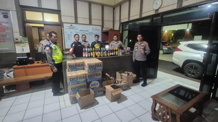 Polsek Gempol Gelar Operasi Miras,Amankan Ratusan Botol Miras Siap Edar