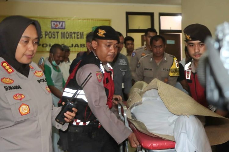 Polresta Cirebon Kawal Penyerahan Jenazah Korban Longsor Gunung Kuda Ke Rumah Duka