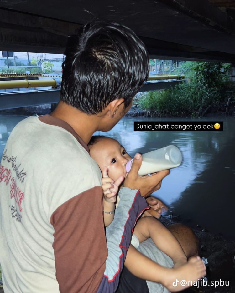 Kisah Menyentuh Seorang Pria Tinggal Bersama Bayi Perempuannya di Bawah Kolong Jembatan