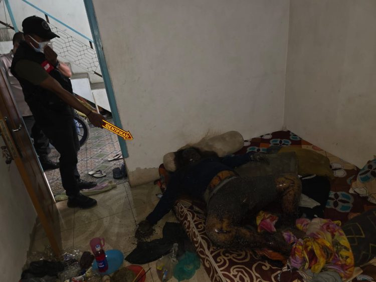 Geger Sesosok Mayat Laki-Laki Ditemukan Membusuk di Kamar Kos
