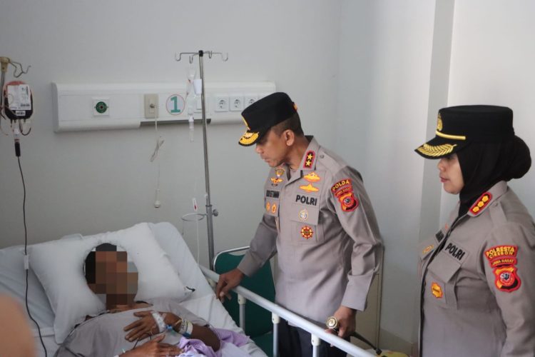 Kapolda Jabar Kunjungi Korban Longsor Pertambangan Gunung Kuda di RS Mitra Plumbon