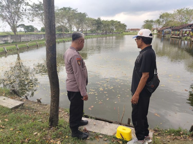 Bhabinkamtibmas Desa Kedungpeluk Polsek Candi Bersama Warga Kembangkan Budidaya Ikan Kolam Untuk Wujudkan Ketahanan Pangan