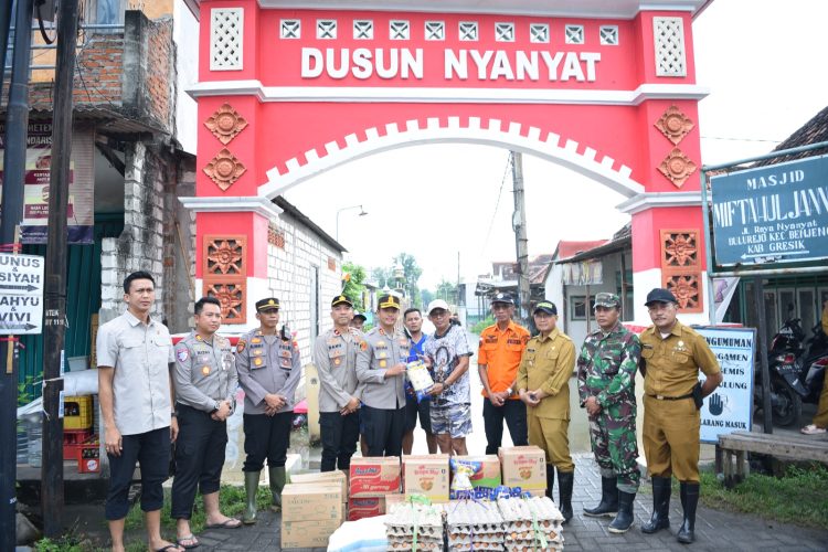 Bentuk Kepedulian,Kapolres Gresik Salurkan Bantuan Sosial Bagi Warga Terdampak Banjir di Benjeng