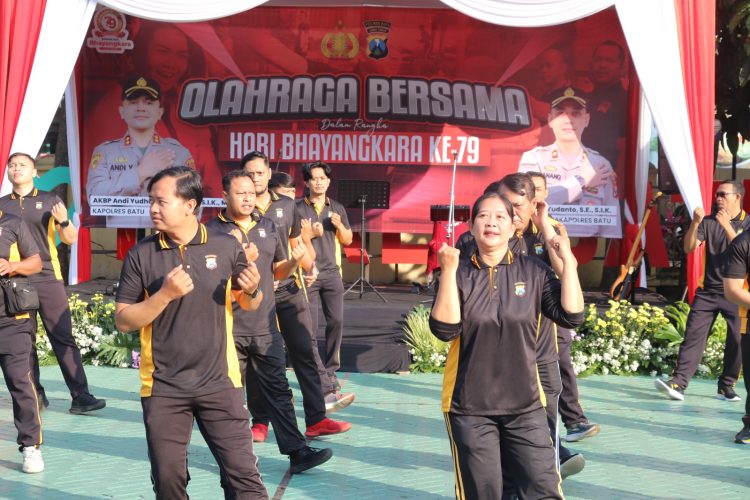 Meriahkan Hari Bhayangkara Ke-79,Polres Batu Gelar Olahraga bersama dan Bazar Bapokting