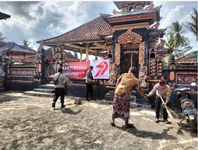 Polisi Gelar Bhakti Sosial di Pura Khayangan Banjit