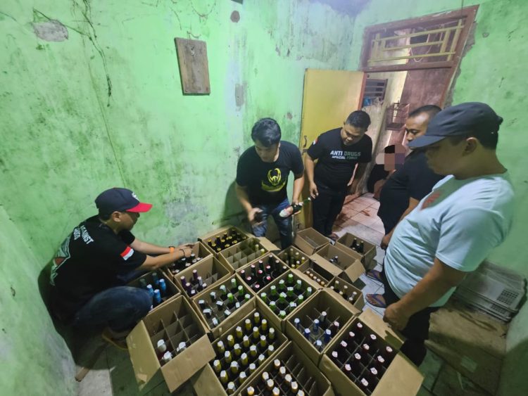 Polresta Cirebon Grebek Sarang Miras :332 Botol Disita dalam Operasi Pekat