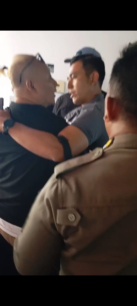 Awak Media Didorong,Dilarang Pengambilan Liputan,Dipiting dan Ditantang Diajak Duel Oleh Oknum Pengawalan Wabup Sidoarjo Saat Liputan di Pendopo Kabupaten Sidoarjo