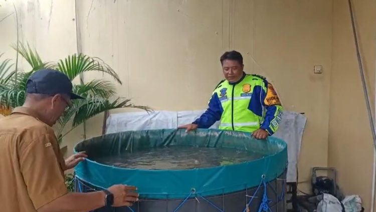 Dalam Rangka Mendukung Ketahanan Nasional dan Mewujudkan Swasembada Pangan,Bhabinkamtibmas Desa Wedi Aipda M .Rozai Melaksanakan Kunjungan ke Budidaya Ikan Lele Milik Warga Binaannya di Desa Wedi Kecamatan Gedangan