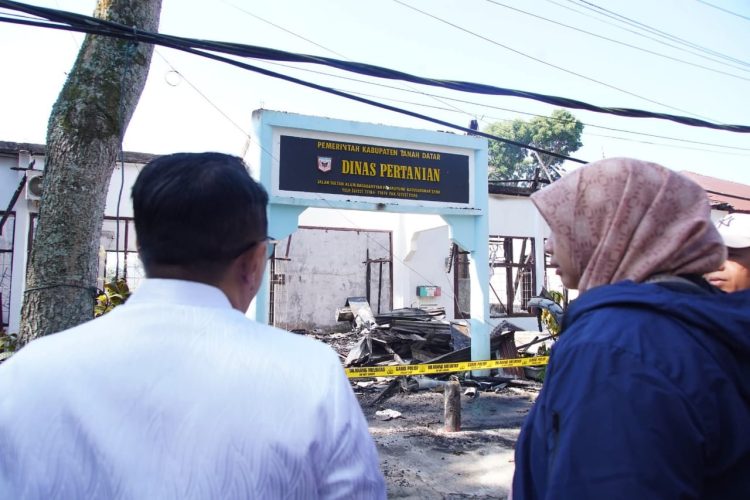 Kantor Dinas Pertanian Tanah Datar Ludes Terbakar,Kerugian Diperkirakan Mencapai Rp 3 Milyar