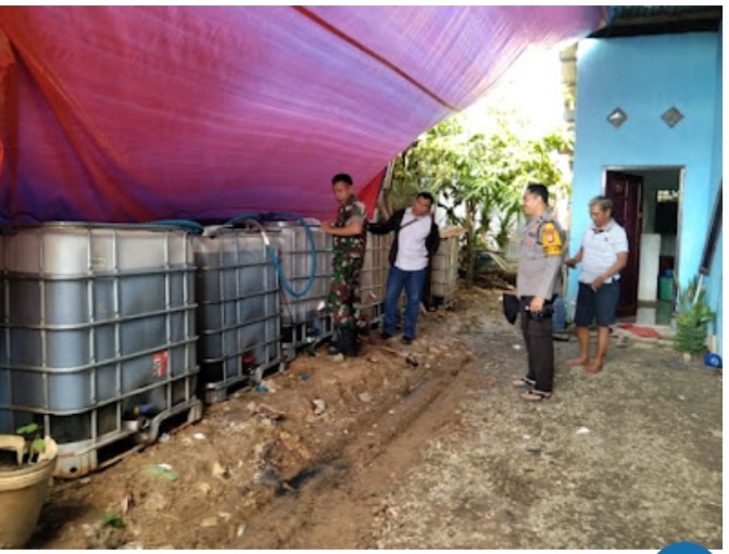 Polisi Bersama TNI Berhasil Membekuk Tempat Penimbunan BBM.Solar Subsidi Diduga Salah Satu Rumah Warga Tambua Kab.Maros
