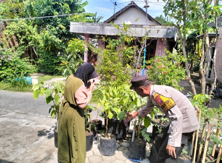 Edukasi Tanam Sayur di Polibag, Bhabinkamtibmas Polsek Buduran Dorong Kemandirian Warga Wujudkan Ketahanan Pangan Nasional