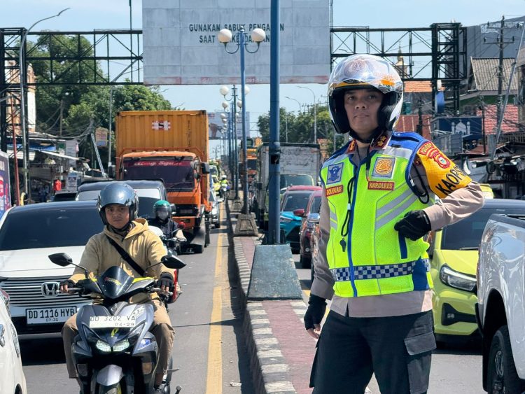 Macet Total di Perbatasan Maros-Makassar, Kapolres Turun Tangan Atur Lalu Lintas