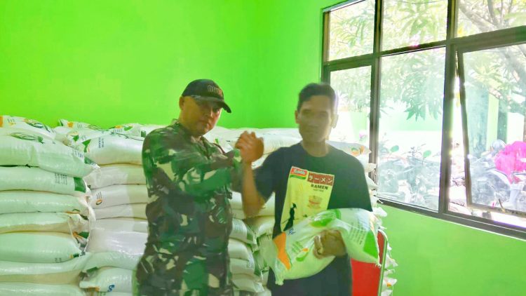 Babinsa Kelurahan Larangan Dampingi Penyaluran Bantuan Beras Untuk Warga