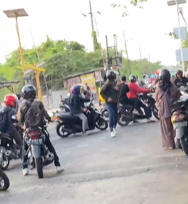 Forklift Ditabrak Kereta Api di Perlintasan Buntaran Tandes