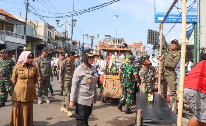 Polresta Cirebon dan Forkopimda Tertibkan Kawasan Weru-Trusmi Jalanan Dibersihkan, Wisata Lebih Nyaman