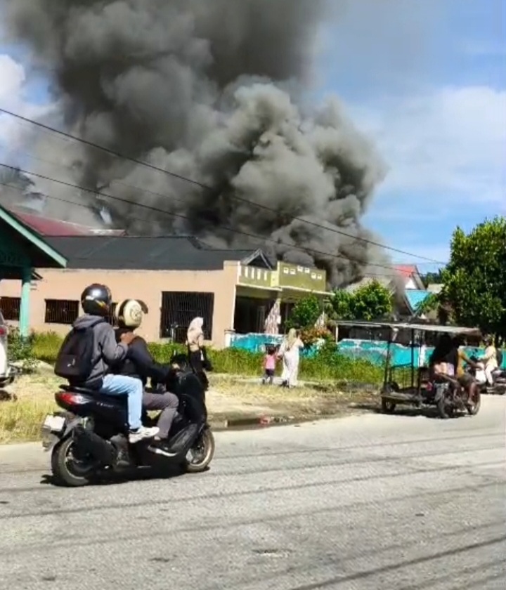 Korsleting Listrik Diduga Pemicu Kebakaran di Sianjo-anjo, Satu Rumah Hangus Terbakar