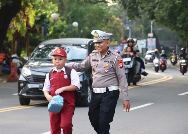Cegah Kemacetan Dan Gangguan Kamtibmas di Pagi Hari Commanderwish Polres Maros Dinilai Efektif Layani Warga — Inspirasi