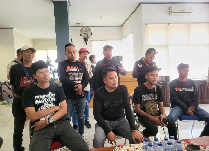 Kecewa Dengan Janji Busuk DPRD Jatim, AMI.Bakal Kubur Dengan Sampah