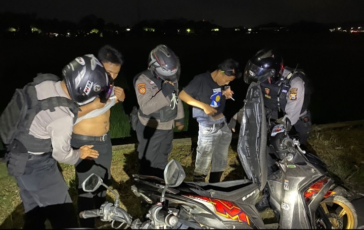 *Cegah Kejahatan Jalanan di Malam Hari, Patroli Samapta Polres Maros Periksa Kelompok Remaja yang Nongkrong Hingga Larut*