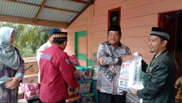 Bupati Aceh Singkil Kunjungi Korban Kebakaran Asrama Santri, Berikan Dukungan dan Bantuan