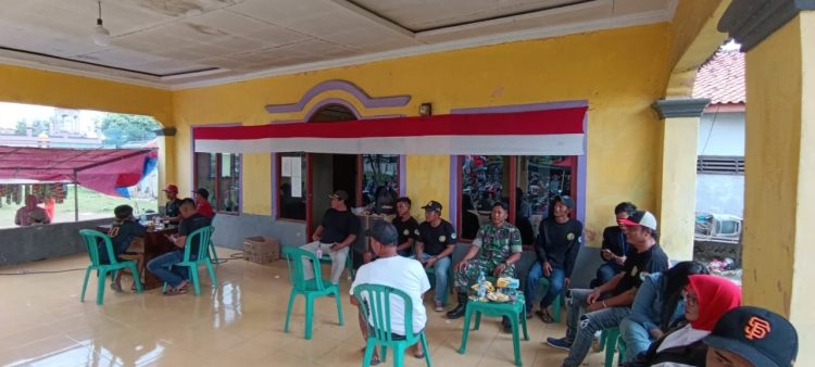 Babinsa Desa Luwungkencana Laksanakan Komsos Bersama Karang Taruna Untuk Wujudkan Kamtibmas yang Kondusif