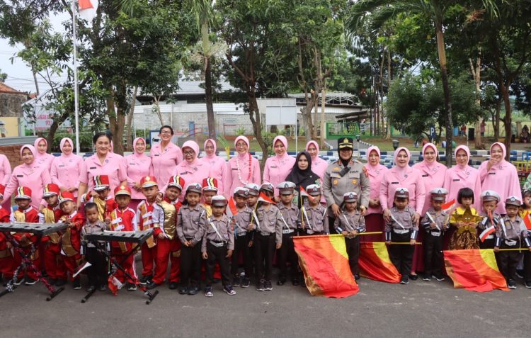 Ketua Bhayangkari Daerah Jawa Barat Lakukan  Kunjungan Kerja Ke Aspol Kaliwadas Polresta Cirebon