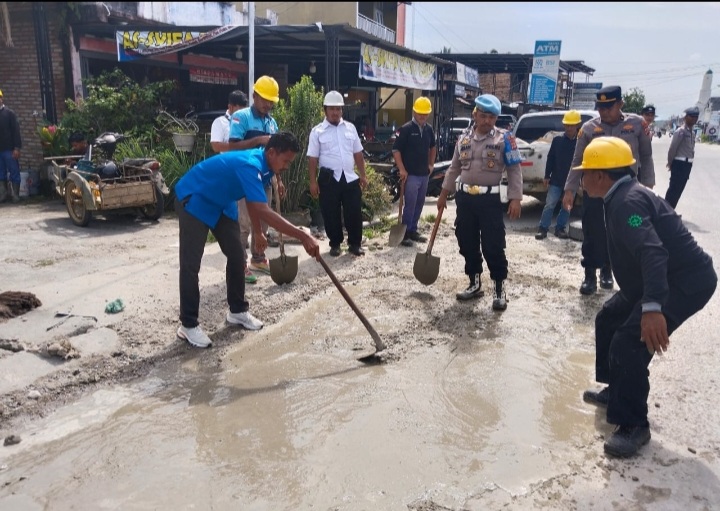 Kolaborasi DPD KNPI Aceh Singkil, PT Socfindo, Dan Polsek Gunung Meriah Tambal Jalan Berlubang Sambut HUT RI ke-80
