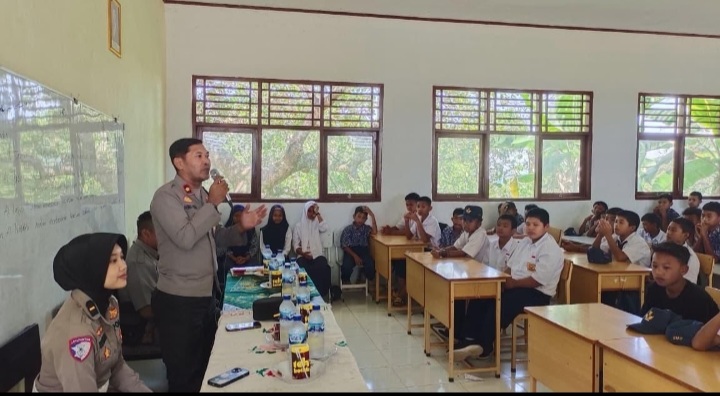 Wakapolres Maros Sosialisasi Budaya Tertib Berlalu Lintas Dan Salurkan Bantuan di SMPN 38 Tompobulu Kab.Maros