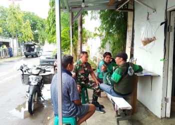 Babinsa Sunyaragi Gelar Binkomsos Bersama Ojol Ajak Jaga Kondusifitas Kota Cirebon