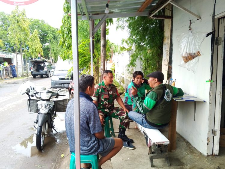 Babinsa Sunyaragi Gelar Binkomsos Bersama Ojol Ajak Jaga Kondusifitas Kota Cirebon