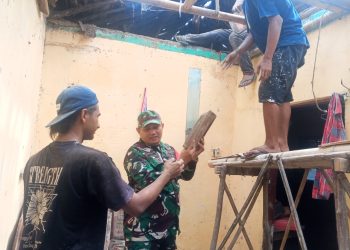 Babinsa Kesenden Dampingi Pembongkaran Rumah Warga Dalam Program Rutilahu 2025