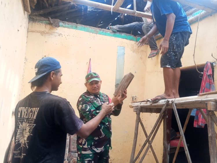 Babinsa Kesenden Dampingi Pembongkaran Rumah Warga Dalam Program Rutilahu 2025