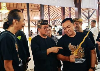 Keris Harga Rp 2 Miliar Menarik Perhatian Bupati Drs.H Imron Rosyadi dan Rudiana DPRD kabupaten Cirebon di Pameran Keris yang Digelar SAKETI
