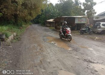 Warga Keluhkan Jalan Rusak di Kali Lunyu Dua Anggota Dewan Dituding Tutup Mata