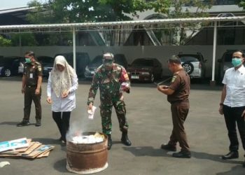 Babinsa Sukapura Hadiri Pemusnahan Barang Bukti di Kejari Kota Cirebon