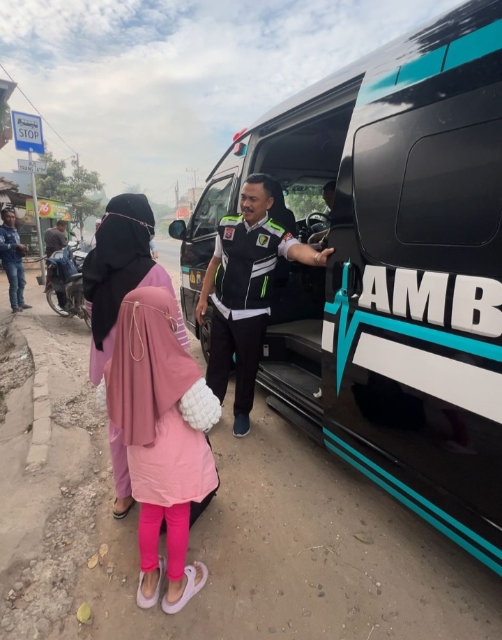 Ambulans Gratis Polres Gresik Bantu Pasien Anak Asal Panceng Kontrol ke RSUD Soetomo Surabaya