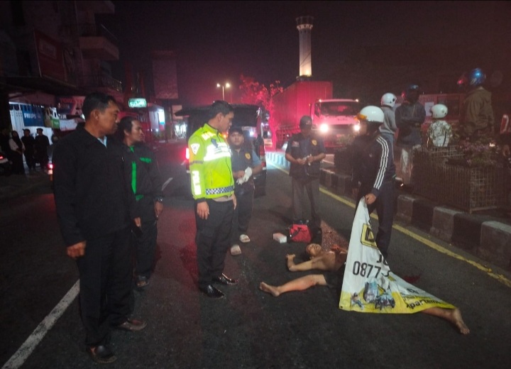 Nekat Tabrakan Diri ke Ban Belakang Tronton Seorang Pria Tewas di Jalan Raya Gedangan