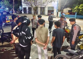 Sat Samapta Polres Maros Laksanakan Patroli Siskamling Bersama Warga, Tingkatkan Rasa Aman Masyarakat