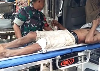 Babinsa Gerak Cepat Bantu Korban Kecelakaan Lalu Lintas di Jalan Kesambi Raya