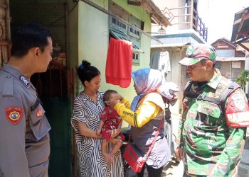 Babinsa dan Bhabinkamtibmas Bersinergi Monitor Kegiatan Pemberian Makan Bergizi untuk Balita Stunting