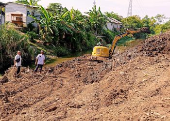 Bidang Sumber Daya Air DPUTR Kota Cirebon Lakukan Normalisasi Sungai Cimanggu Untuk Antisipasi Banjir